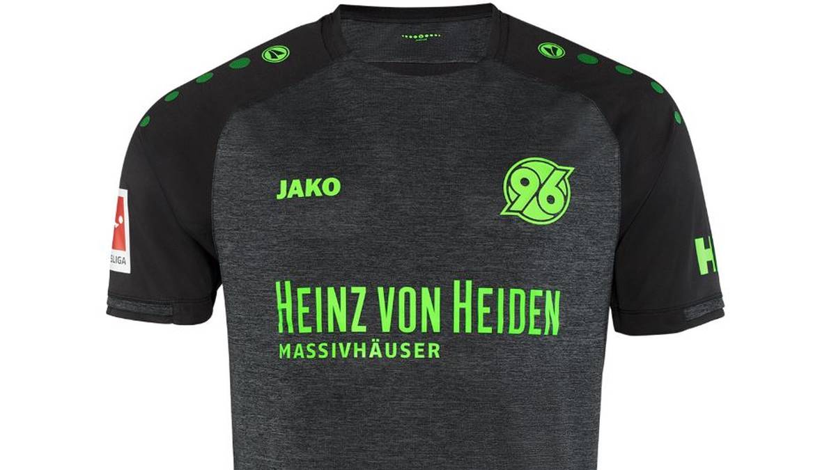 Das Auswärtstrikot der Hannoveraner ist wie die beiden anderen Outfits eine Hommage an die Bolzplatzkultur und spielt laut Verein mit seinem Grau-Melange-Look auf die "Bolzplätze und das Grau des Straßenbelags" an