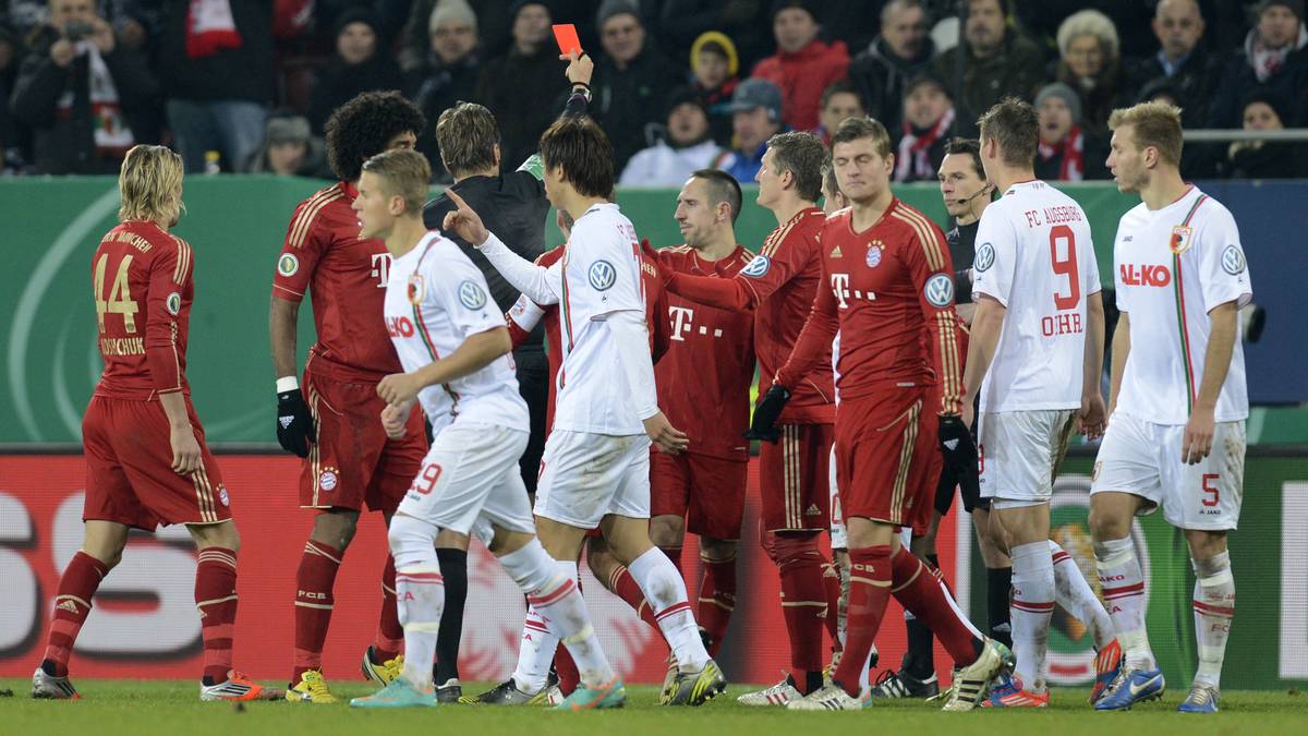 Thorsten Kinhöfer zeigt Franck Ribery vom FC Bayern München die Rote Karte