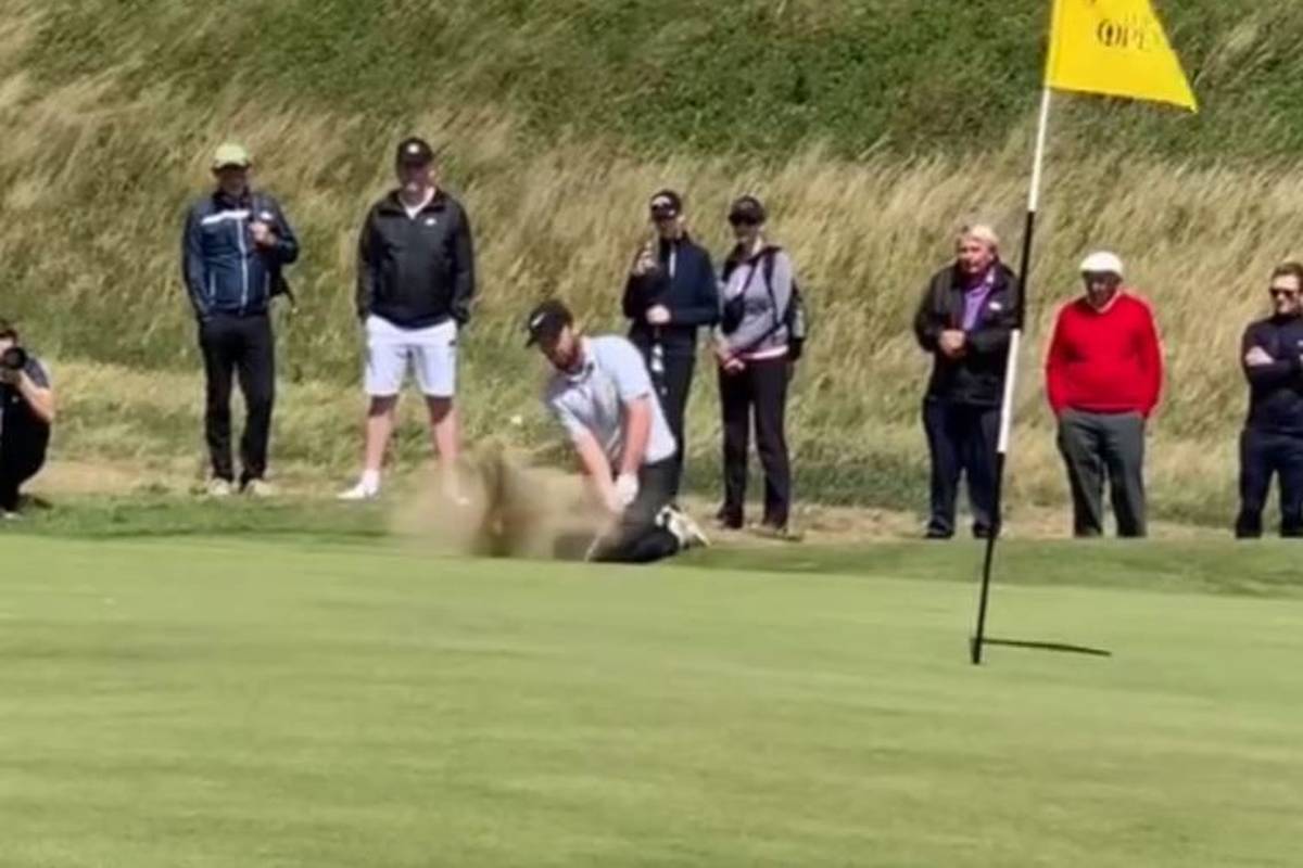 Alex Fitzpatrick, Bruder von US-Open-Champion Matt Fitzpatrick, gelang bei einem Quali-Turnier für die British Open ein kleines Kunstwerk. Im Knien versenkte er einen Ball aus dem Bunker heraus im Loch.