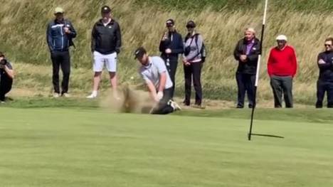 Alex Fitzpatrick, Bruder von US-Open-Champion Matt Fitzpatrick, gelang bei einem Quali-Turnier für die British Open ein kleines Kunstwerk. Im Knien versenkte er einen Ball aus dem Bunker heraus im Loch.