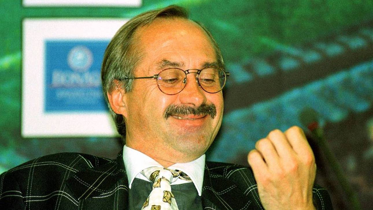 Uli Stielike im Jahr 1998 gewohnt lässig im karierten Sakko. Kult.