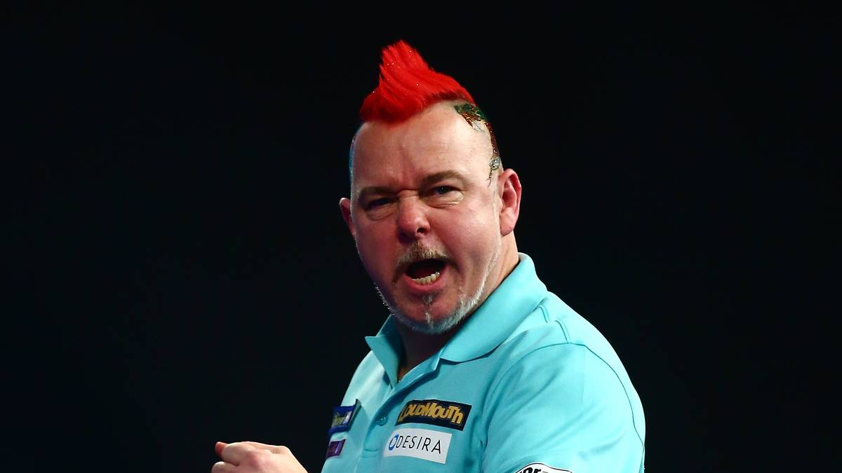 Heute sind es rote Haare. Das Muster auf den Hosenbeinen findet sich übrigens auch auf einer Kopfhälfte wieder