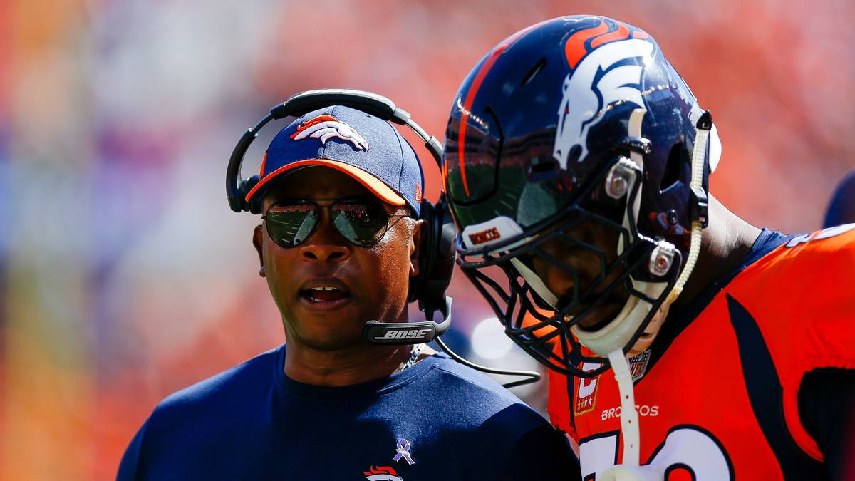 Linebacker Von Miller (r.) bleibt bei den NFL-Playoffs ebenfalls nur die Zuschauerrolle. In der AFC West sind mit den Chiefs und den Chargers zwei dermaßen starke Teams auf den Rängen eins und zwei platziert, für die Broncos bleibt da wohl kein Platz