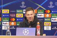 Mit Bayer Leverkusen trifft Xabi Alonso auf den AC Mailand. Als Spieler des FC Liverpool erlebte er 2005 gegen das italienische Topteam eines der packendsten Endspiele der Champions-League-Geschichte. Auf der Pressekonferenz erinnert er sich an diese Nacht in Istanbul.