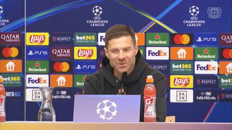 Mit Bayer Leverkusen trifft Xabi Alonso auf den AC Mailand. Als Spieler des FC Liverpool erlebte er 2005 gegen das italienische Topteam eines der packendsten Endspiele der Champions-League-Geschichte. Auf der Pressekonferenz erinnert er sich an diese Nacht in Istanbul.