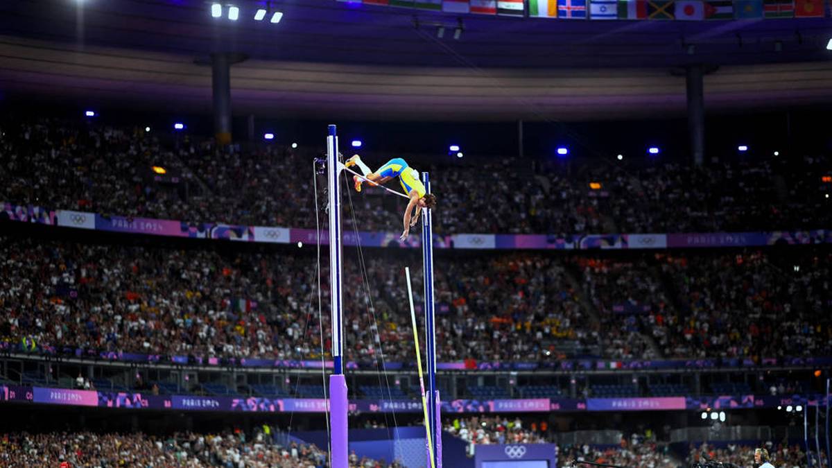 Noch ein Überflieger! Armand Duplantis sorgt für einen großen olympischen Moment. Der schwedische Stabhochspringer krönt sich nicht nur zum Olympiasieger, sondern bringt das Stade de France mit einem neuen Fabelweltrekord von 6,25 m zum Kochen 