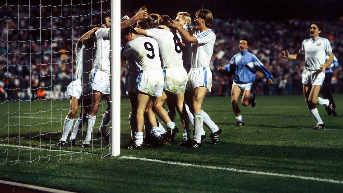 PSV EINDHOVEN 1988: Das nächste Triple gewann erst 17 Jahre später überraschend wieder eine Mannschaft aus den Niederlanden. Die PSV schaltete im Landesmeisterpokal Real Madrid im Halbfinale aus und feierte im Endspiel einen 6:5-Sieg gegen den FC Porto nach Elfmeterschießen