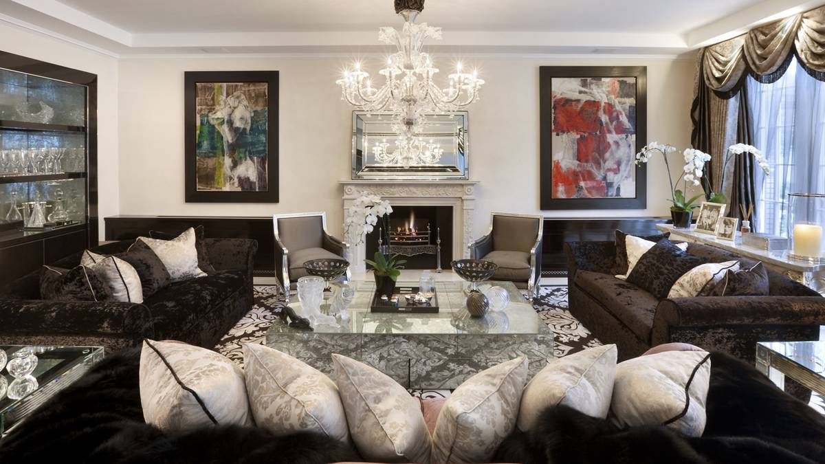 Das Wohnzimmer von Joshuas Luxus-Haus lädt zum gemütlichen Verweilen ein. Der Kronleuchter ist natürlich mit echten Diamanten ausgestattet