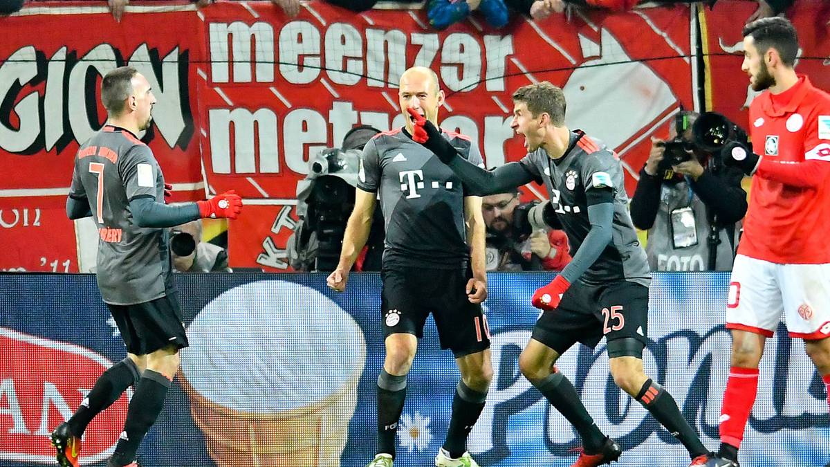 Beim Jubeln läuft im Hintergrund eine Eiswerbung über die Stadionbande. Thomas Müllers (r.) Vorlage dürfte für Robben wohl ebenso süß wie Vanilleeis gewesen sein