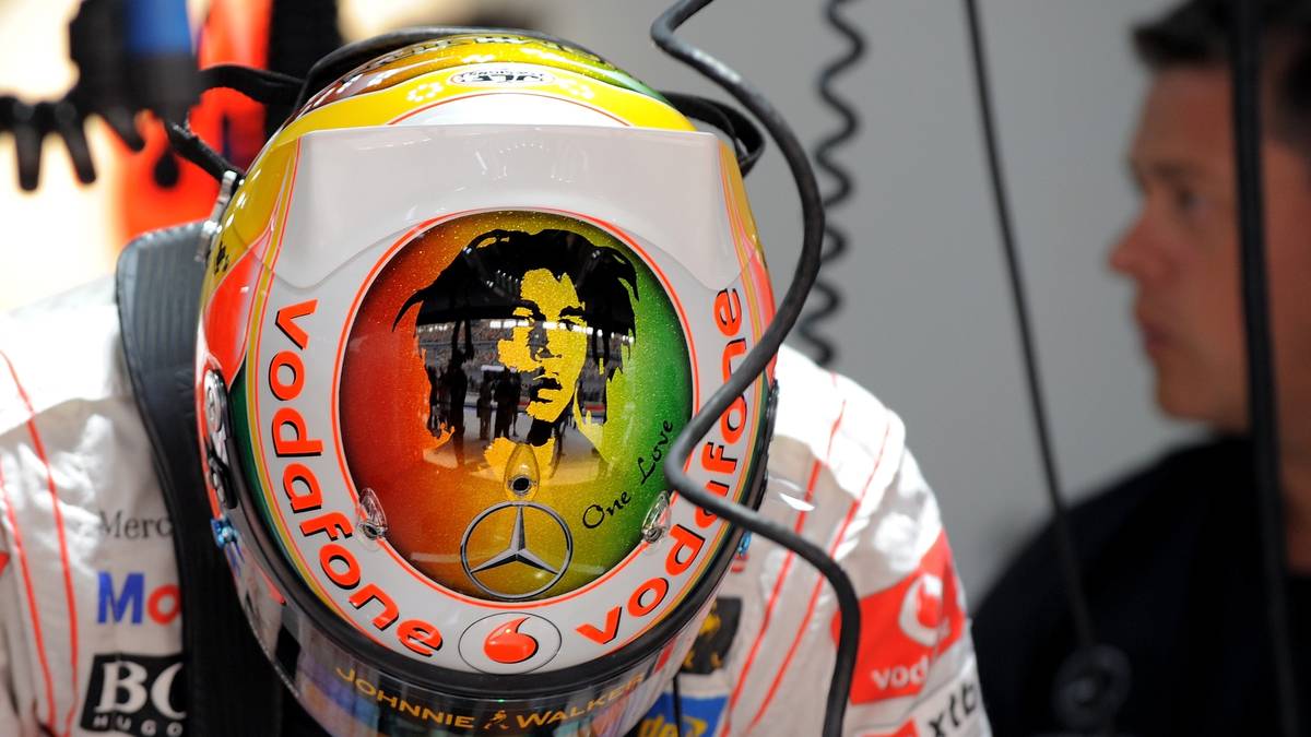 Lewis Hamilton (2011, GP von Indien): Überhaupt ist der Brite bekannt für seine ausgefallenen und ständig wechselnden Designs und könnte damit schon beinahe eine eigene Diashow füllen. Zu seiner Zeit bei McLaren verewigt er 2011 beispielsweise Reggae-Legende Bob Marley auf seinem Kopf
