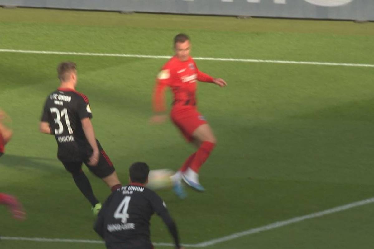 Eintracht Frankfurt hat den Halbfinal-Einzug perfekt gemacht. Mario Götze und Kolo Muani zauberten in der Anfangsphase und stellten per Doppelschlag den 2:0 Endstand her.