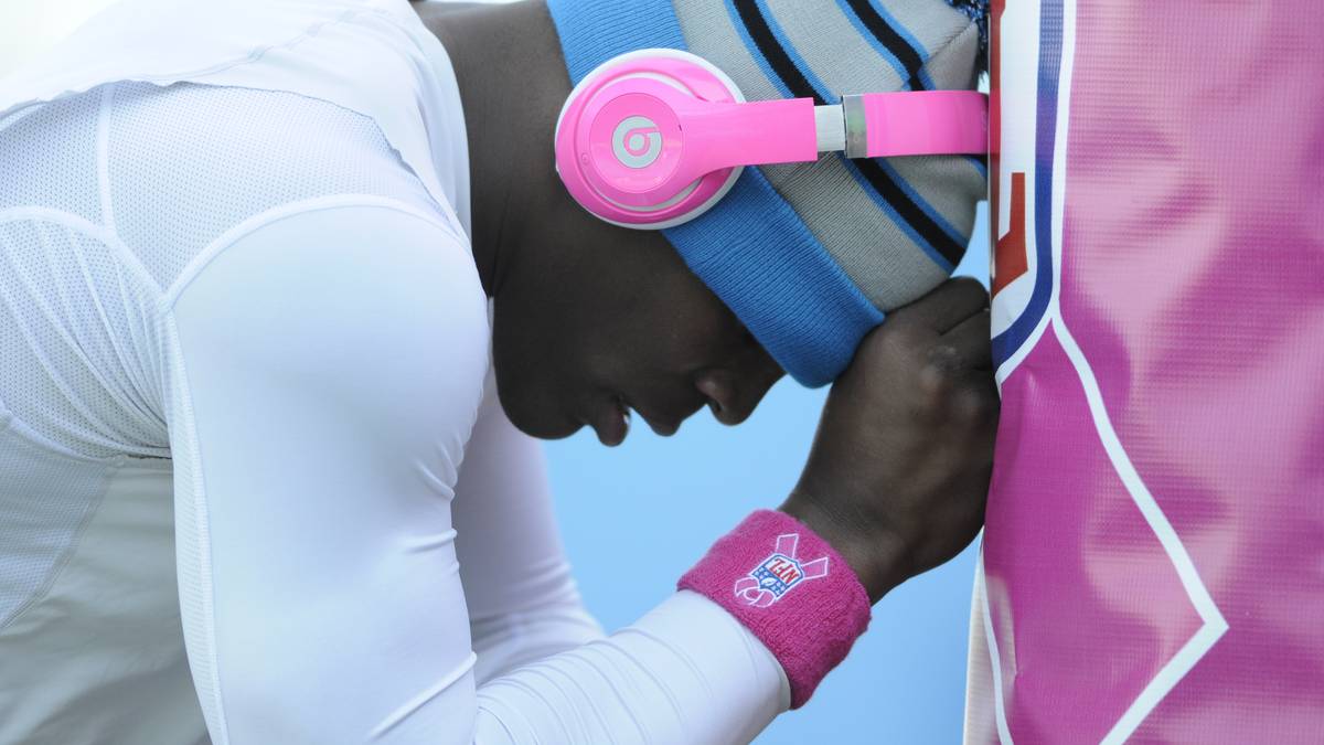 Hier ein sehr schönes Model in Pink, das er im Vorfeld der NFL-Spiele gegen Brustkrebs trägt