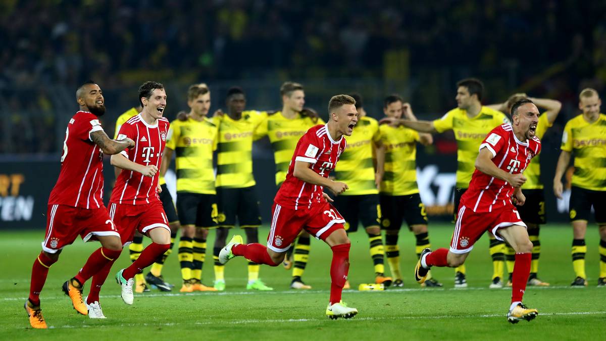 Nach dem 2:2 geht's ins Elfmeterschießen. Und die Bayern sind am Ende diejenigen, die jubeln. Der BVB verschießt zwei-, die Münchner nur einmal. Torhüter Sven Ulreich wird mit seiner Parade gegen Marc Bartra zum Helden