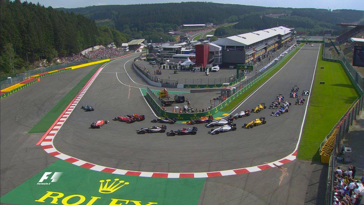 Gleich nach dem Start kam es zu einer Kollision zwischen beiden Ferraris und Max Verstappen