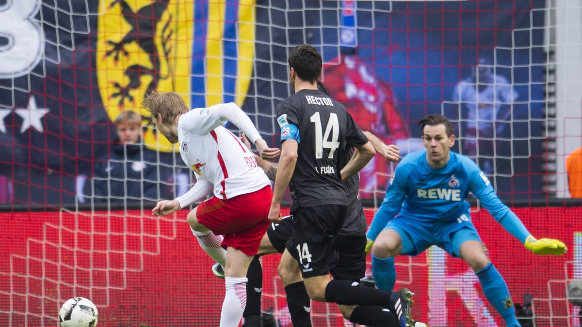 Emil Forsberg schießt die "Roten Bullen" schon nach fünf Minuten in Front. Tatkräftig hilft dabei Keeper Thomas Kessler mit, der zuvor den Ball unbedrängt den Leipzigern in die üße spielt