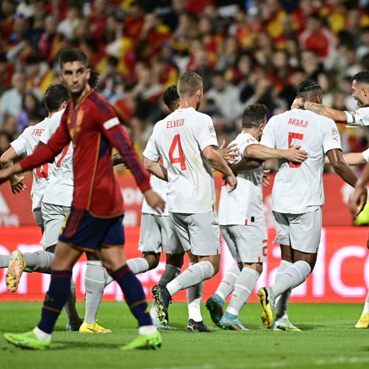 Die Schweiz besiegt Spanien in der Nations League. Zwei ehemalige Bundesliga-Stars entscheiden die Partie. 