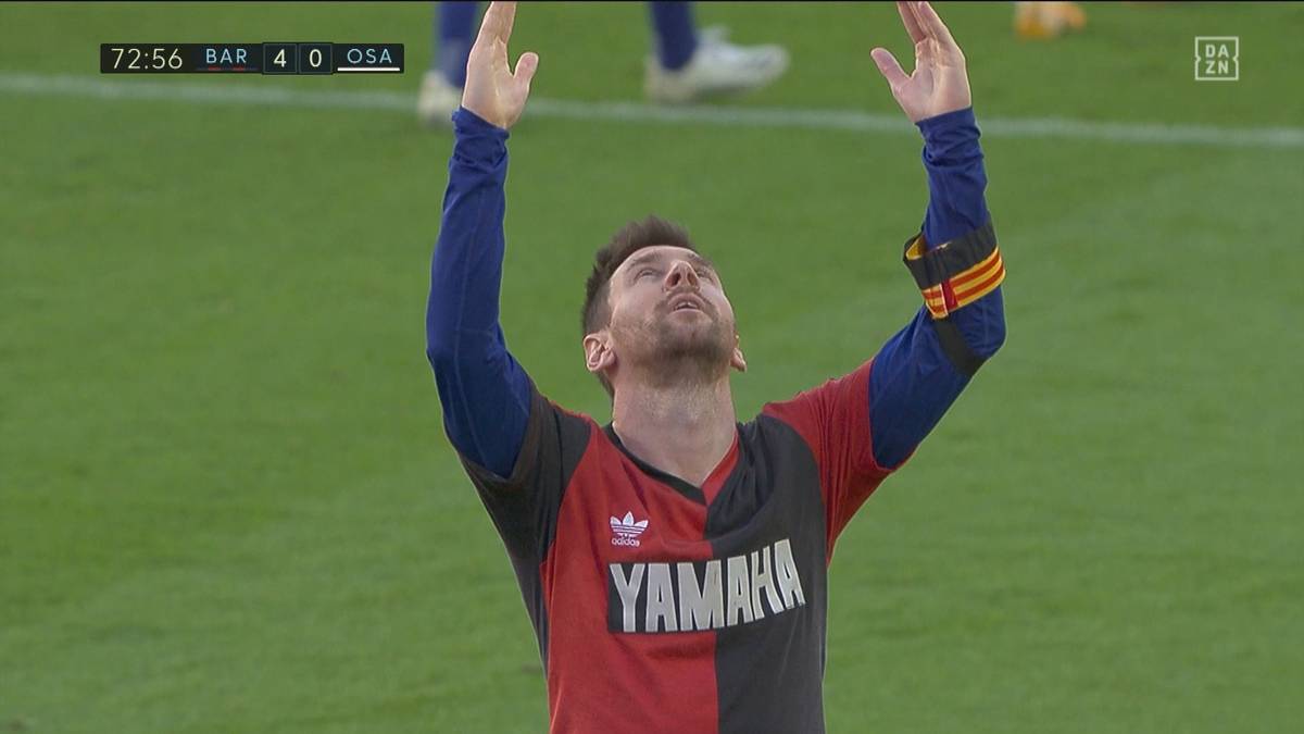 Gruß gen Himmel: Messi jubelt im Maradona-Trikot