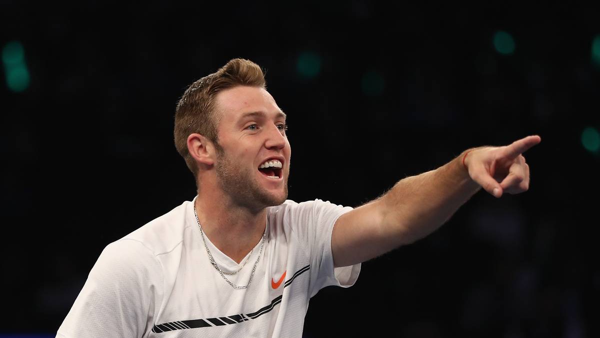 JACK SOCK:  Lleyton Hewitt schlägt beim Stand von 4:5 und 30:0 im ersten Satz den ersten Aufschlag ins Aus - so die Auffasung der Linienrichter. Der Oldie kehrte zurück an die Linie und will zum zweiten Service ansetzen, als sich Sock plötzlich zu Wort meldet: "Der Ball war drin", sagt der US-Amerikaner in Richtung des Schiedsrichters