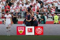 In einem wilden Spiel muss der VfB nach dem vermeintlichen Lucky Punch spät doch noch den Ausgleich hinnehmen. Stuttgart führt mit 2:0 und 3:2 - und doch nehmen am Ende die Mainzer einen Punkt mit.