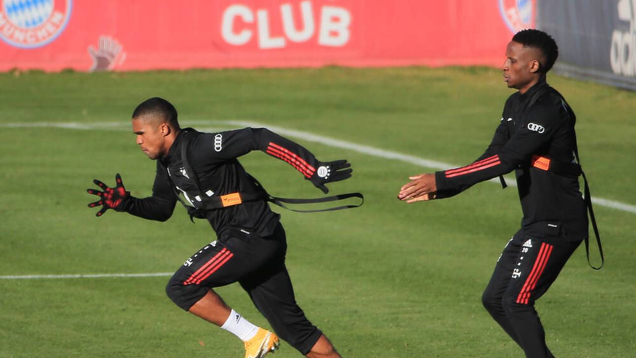 Bouna Sarr (r.) im Training mit Douglas Costa