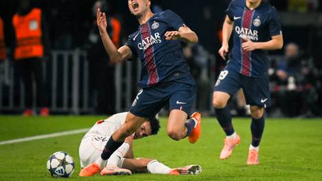 Im Champions-League-Kracher zwischen dem FC Bayern und Paris Saint-Germain kommt es zum Wiedersehen von Achraf Hakimi und Luis Díaz. Im letzten Duell sah Diaz die Rote Karte, nachdem er Hakimi mit einer Grätsche am Knöchel verletzt hatte.