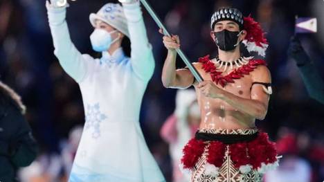 Diesmal müssen wir ja auf Pita Taufatofua aus Tonga verzichten. Dafür gibt es aber Ersatz! Der Fahnenträger aus Amerikanisch Samoa trägt die Fahne auch mit freiem, eingeölten Oberkörper - und das bei minus 2 Grad.