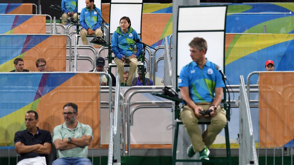 Olympia ist auch Akkord-Arbeit. Die Schiedsrichter parallel stattfindender Tennisspiele