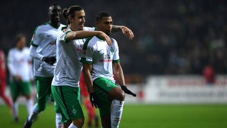 Max Kruse (links) und Serge Gnabry feiern ein Tor für Werder