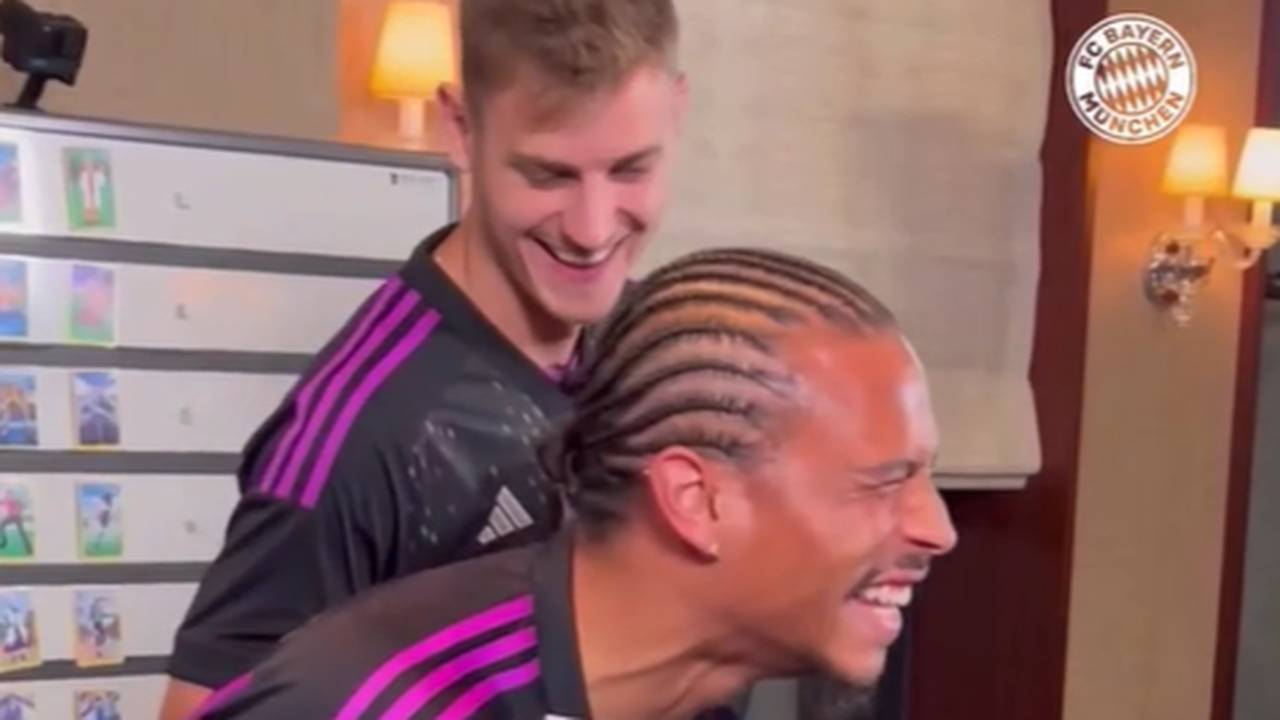 FC Bayern München: Leroy Sané mit Lachflash wegen Josip Stanisic