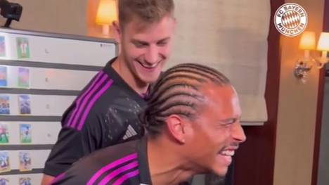 Bei der Anime Challenge des FC Bayern München hat Leroy Sané einen Lachflash wegen Josip Stanisic.