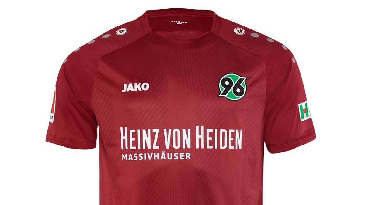 HANNOVER 96: Wie gewohnt setzt Hannover 96 beim Heimtrikot auf einen weinroten Dress, dezente Längsstreifen verpassen dem neuen Trikot ein leichtes Muster
