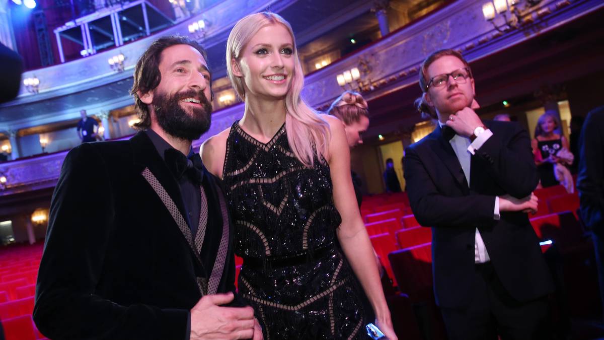 Und wenn sie sich dort mit anderer Prominenz blicken lässt, scheint sie ihrem Männertyp treu zu bleiben - hier 2014 bei den GQ Men of the Year Awards mit Schauspieler Adrien Brody
