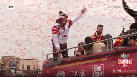 Party-Alarm in Kansas City: Nach dem epischen Krimi gegen die Philadelphia Eagle sind die Chiefs endlich zurück in ihrer Heimatstadt – und werden dort gebührend gefeiert. 