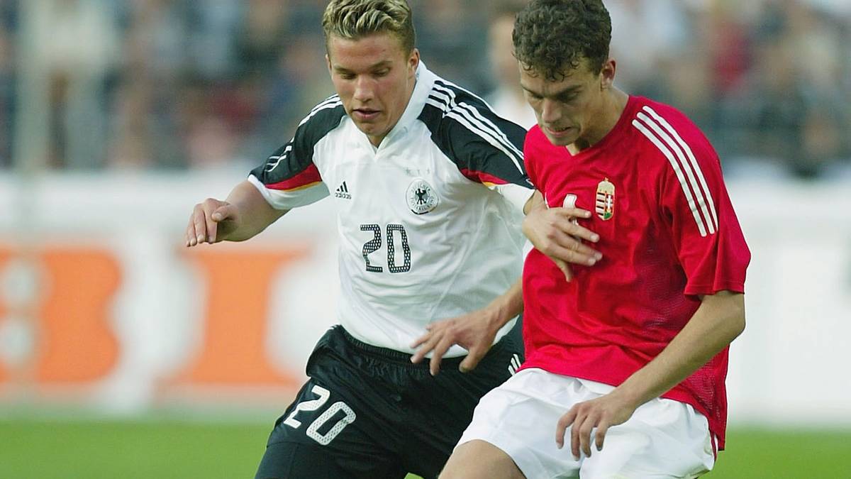 Nur zwei Jahre später darf Podolski dann bei den Großen ran: Am 6. Juni 2004 debütiert er in Kaiserslautern gegen Ungarn im DFB-Team