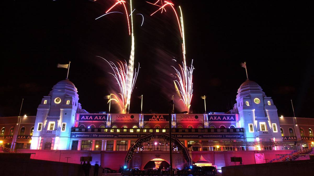 Offiziell wurde das Stadion 2000 geschlossen. Danach fanden keinerlei Veranstaltungen mehr im Wembley statt. Der Abriss erfolgte allerdings erst 2003. Vor allem der Abriss der weltbekannten Zwillingstürme sorgte dabei für massive Proteste. Heute steht das neue Wembley Stadion an der Stelle, das mit 90.000 Plätzen noch größer ist als der Vorgänger