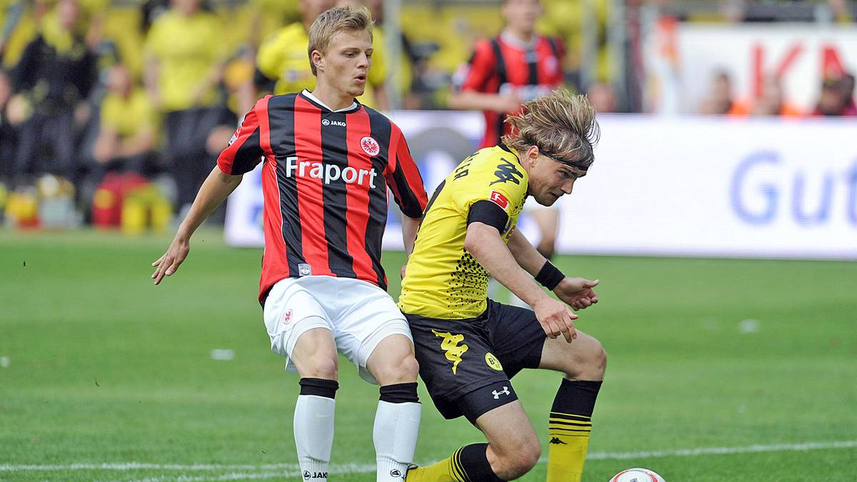 Der bislang schnellste Platzverweis geht auf das Konto von Marcel Titsch-Rivero, der am 2011 im Dress von Eintracht Frankfurt Bundesliga-Geschichte schreibt. Im Spiel bei Borussia Dortmund fliegt er 43 Sekunden nach seiner Einwechslung wegen einer Notbremse vom Platz. Weil Titsch-Rivero erst in der Schlussphase eingewechselt wird, gehört die Rote Karte aber nicht zu den frühesten Platzverweisen der Bundesliga-Historie