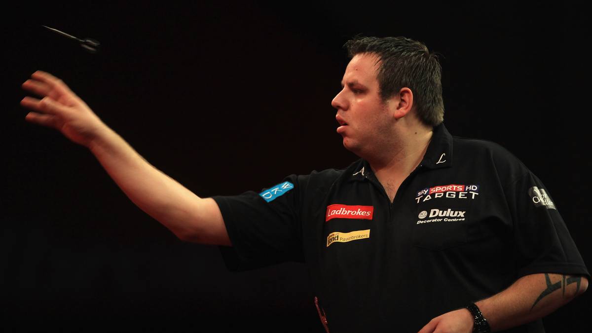 Ein Neuer im Bunde: Adrian Lewis. Auch bekannt unter dem Namen "Jackpot" reiht sich in die elitäre Champion-Liste ein. 2011 setzt er sich gegen Gary Anderson knapp mit 7:5 durch. Andersons Zeit sollte noch kommen