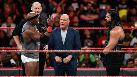 Bobby Lashley (l.) und Roman Reigns (r.) gerieten bei WWE Monday Night RAW in einen Streit