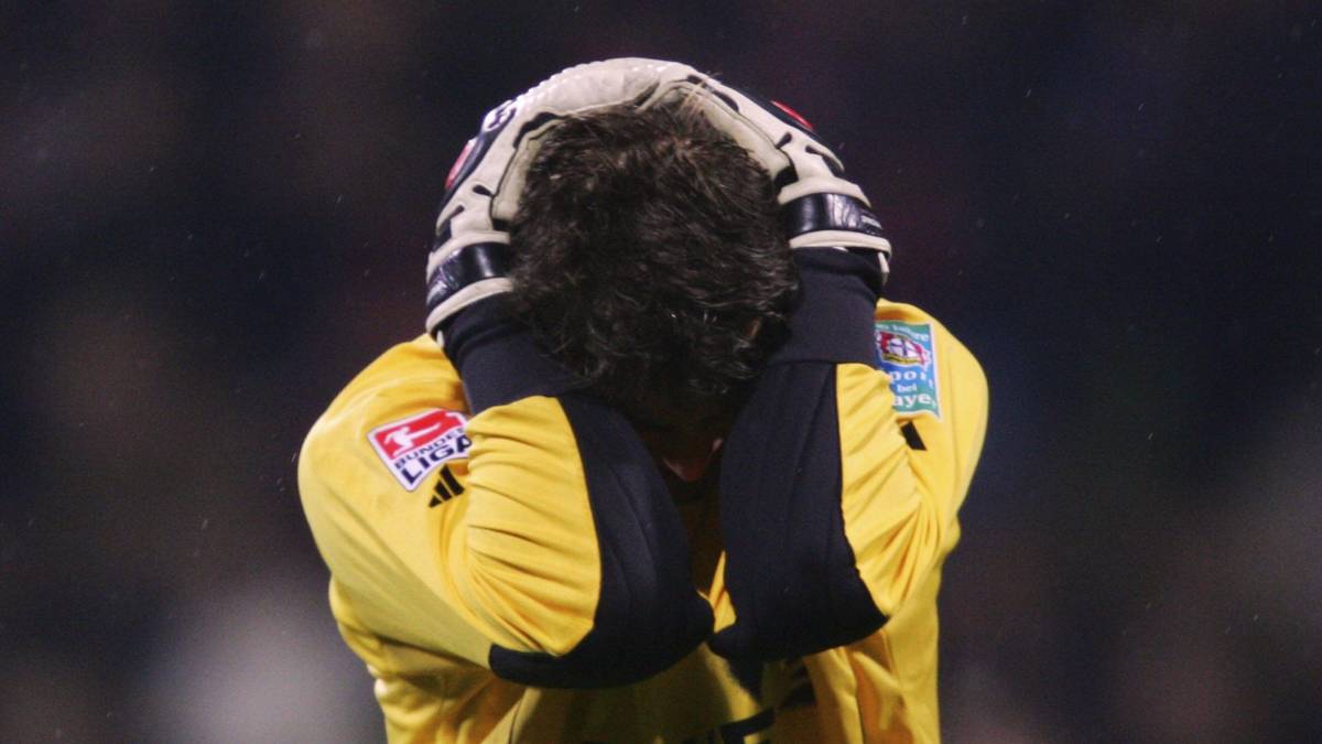 ...und ist nicht rechtzeitig zurück in seinem Kasten. Diese Chance lässt sich Schalkes Mike Hanke nicht entgehen. Nach dem Wiederanstoß knallt er die Kugel vom Mittelkreis direkt ins Tor