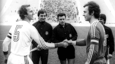 Als der FCB gegen sich selbst spielte: Die Kapitäne Rudolf Grosser und Franz Beckenbauer