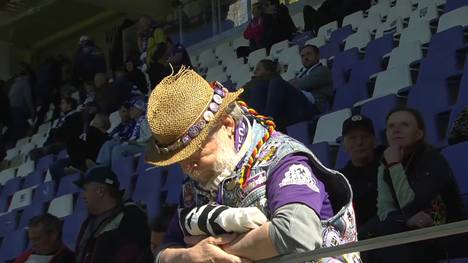 Nach 23 Jahren im Profifußball muss Erzgebirge Aue den schweren Gang in die Regionalliga antreten. Entsprechend kühl ist die Stimmung nach dem 2:2 gegen Wiesbaden.