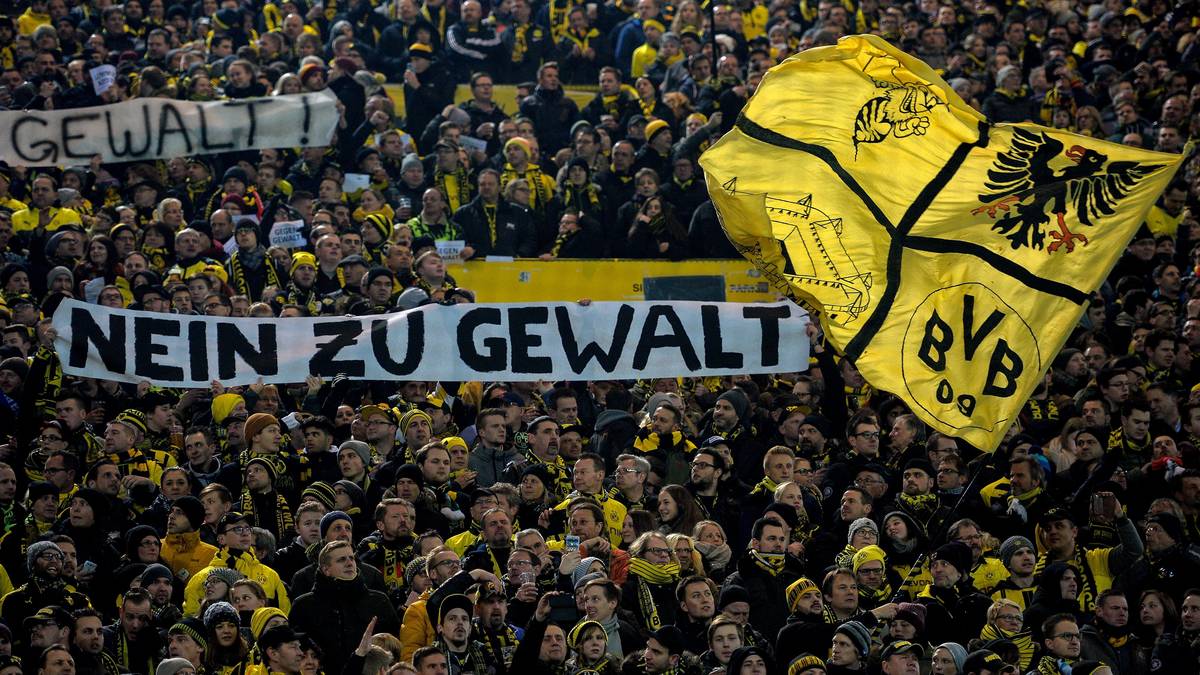 Kurz vor Anpfiff richtet sich BVB-Kapitän Marcel Schmelzer per Videobotschaft an die schwarz-gelbe Anhängerschaft