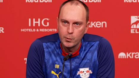 Ole Werner wird auf seinen Schützling Assan Ouédraogo angesprochen, der gegen die Slowakei den Treffer zum 6:0-Endstand erzielte. Der RB-Coach scherzt nach einer Frage eines Reporters.