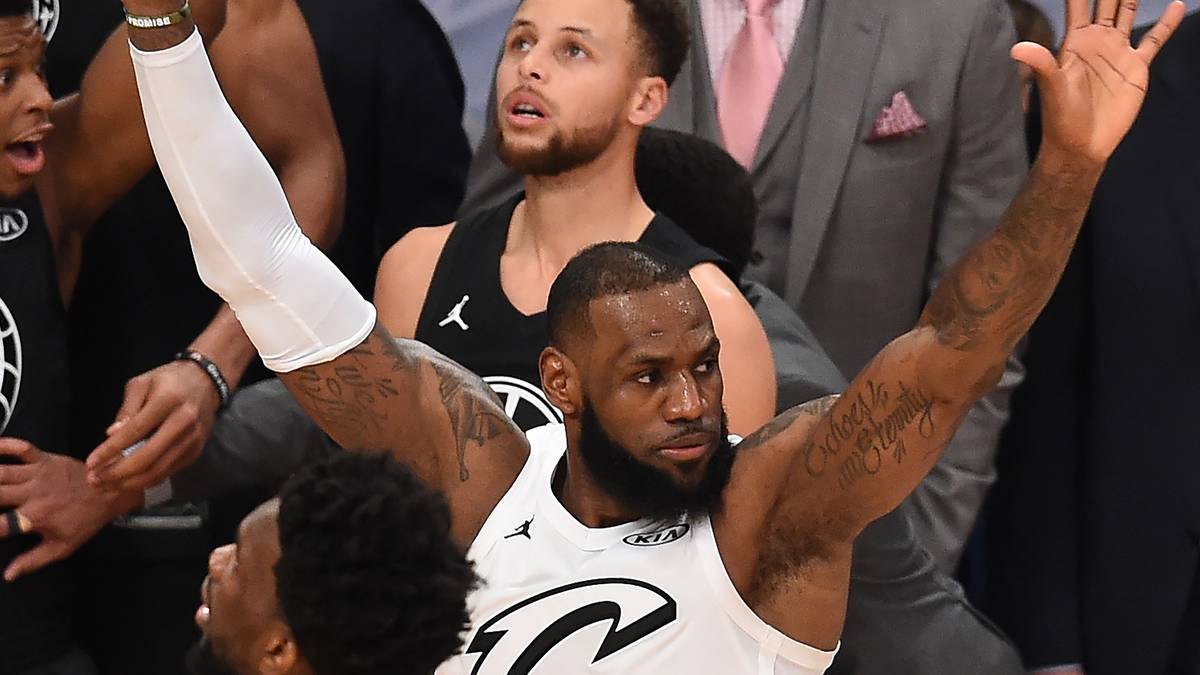 LeBron James (vorn) schlägt Steph Curry, das war das Ergebnis des neuen, auf die beiden Superstars zugeschnittenen NBA All-Star Games. Sportlich war es wie immer vernachlässigbar, dafür gab es jede Menge Glanz und Glitzer