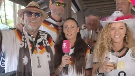 Einige DFB-Fans stimmen sich in einem Klub in Boston auf das Spiel gegen Paraguay ein. Bier und jede Menge Optimismus inklusive. 