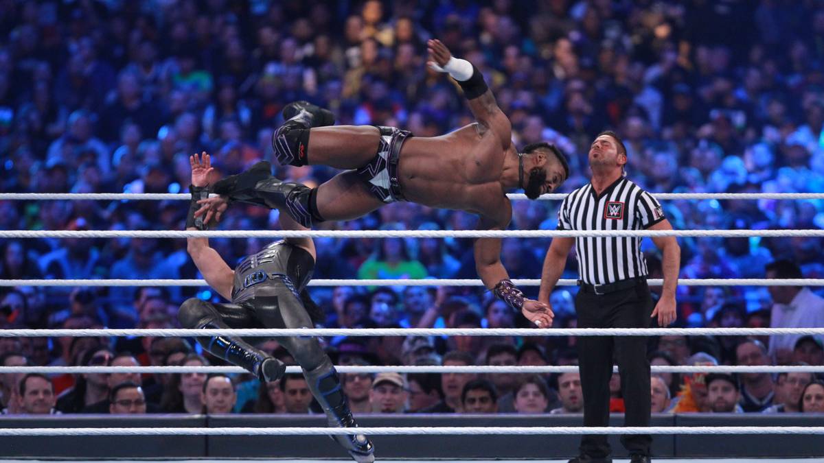 Zwei athletisch aufregende Jungstars in Aktion: Im Finale um den vakanten Cruiserweight Title besiegt Cedric Alexander (r.) Mustafa Ali