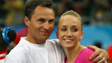 Valeri Liukin (l.) mit seiner Tochter Nastia bei Olympia 2008