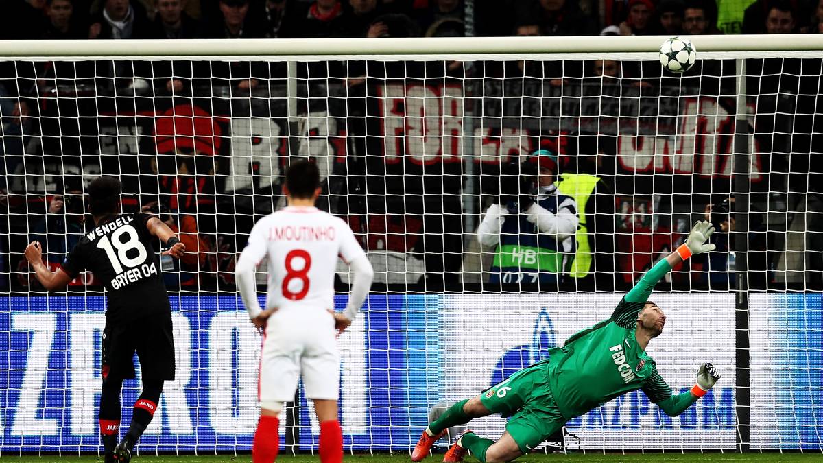 Dann der kurioseste Moment des Tages: Wendell tritt für die in dieser Hinsicht leiderprobten Leverkusener zum Elfmeter an - und trifft nur die Latte...