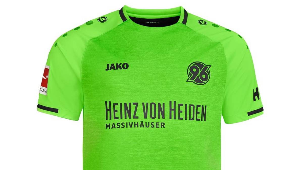 Ein echter Hingucker ist das Ausweichtrikot in Neongrün - es steht für "das satte Grün", auf dem in den Vereinen gespielt wird