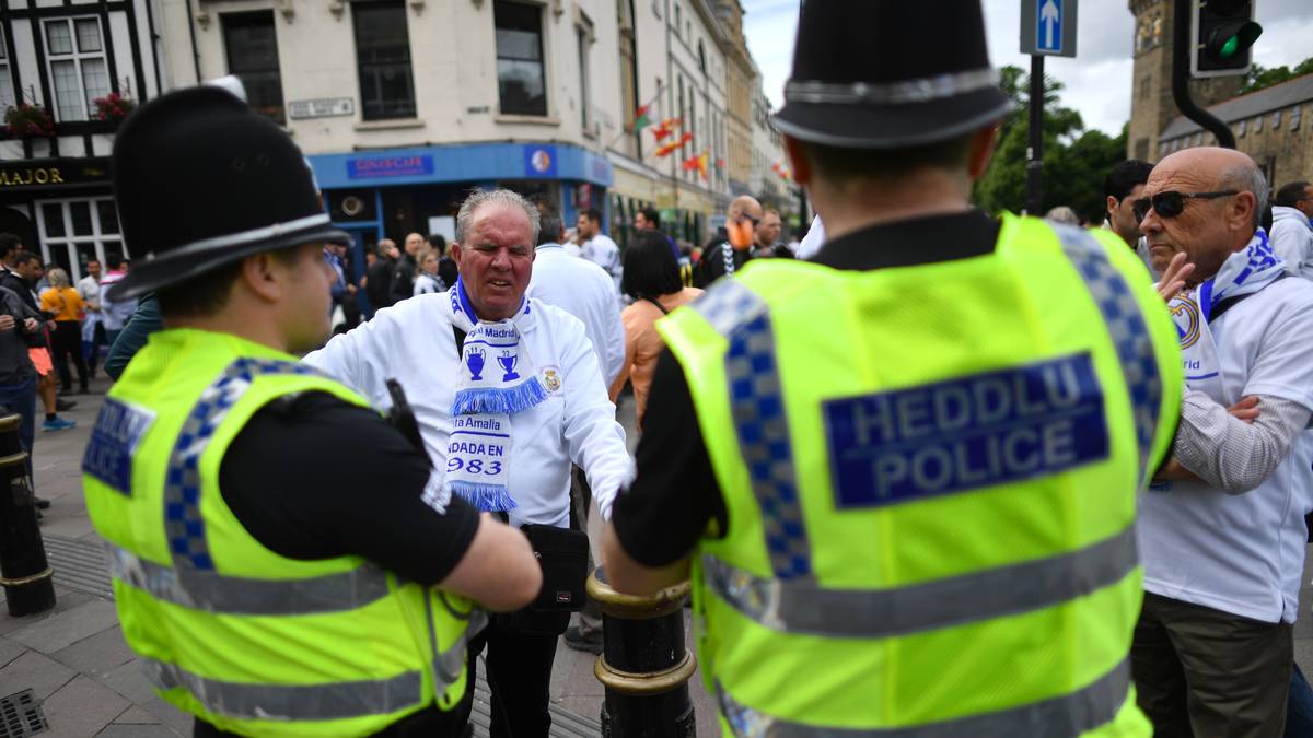 Die Sicherheitsvorkehrungen sind nach dem Anschlag auf ein Popkonzert in Manchester am 22. Mai noch mal erhöht worden. Die Fans feiern am Tag des Finals friedlich in den Straßen von Cardiff